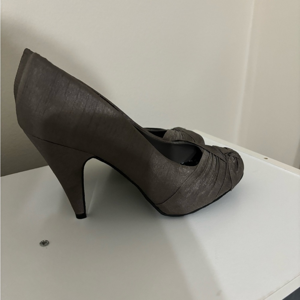 Gray Heels - Picture 4 of 6